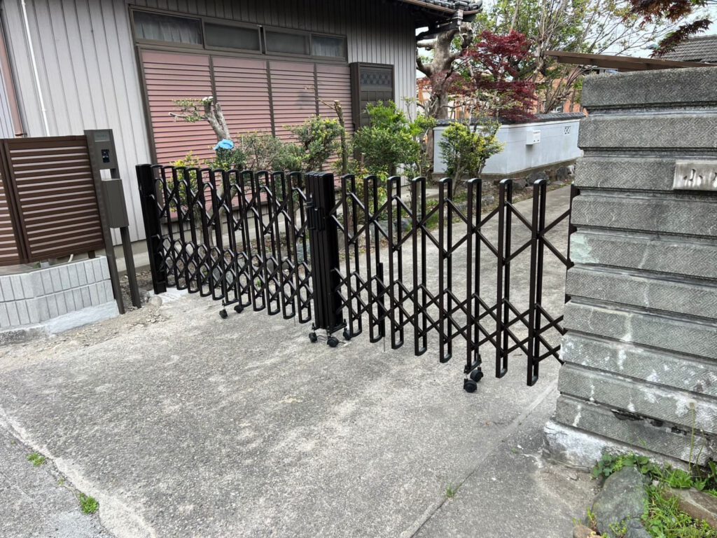 アルミ伸縮ゲート取り付け工事