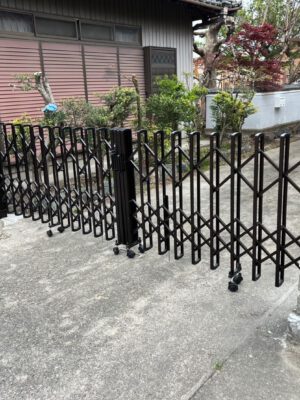 アルミ伸縮ゲート取り付け工事 アルミ伸縮ゲート取り付け工事